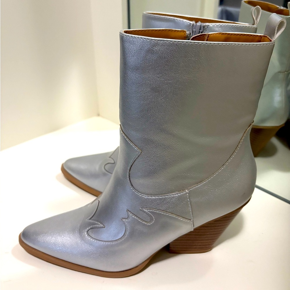 Quipid silver boots size 7 NWOT
